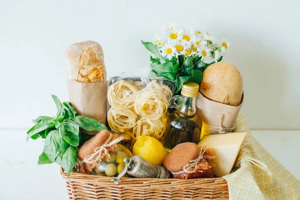 Włoskie Jedzenie Kosz Chlebków Ciabatta Tagliatelle Bazylia Oliwa Oliwek Sosem — Zdjęcie stockowe