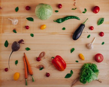 Ahşap arka plan kopya alanı ve taze sebze ile üstten görünüm