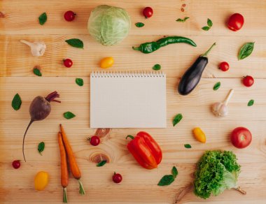 Ahşap arka plan kopya alanı ve taze sebze ile üstten görünüm