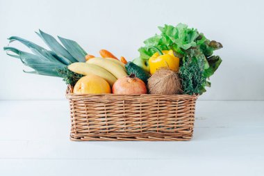 Taze sebze ve meyve üzerinde beyaz arka plan ile sepet