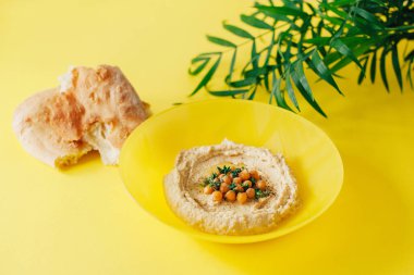 Renkli humus kase. Geleneksel humus. Yatay üstten görünüm. Vejetaryen yemek.