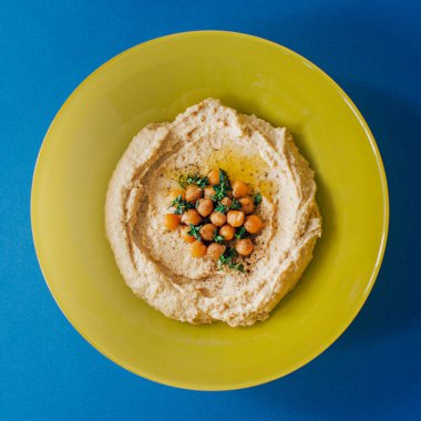 Renkli humus kase. Geleneksel humus. Yatay üstten görünüm. Vejetaryen yemek.