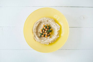 Renkli humus kase. Geleneksel humus. Yatay üstten görünüm. Vejetaryen yemek.