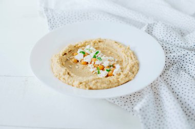 Renkli humus kase. Geleneksel humus. Yatay üstten görünüm. Vejetaryen yemek.