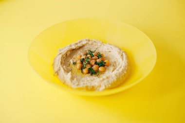 Renkli humus kase. Geleneksel humus. Yatay üstten görünüm. Vejetaryen yemek.