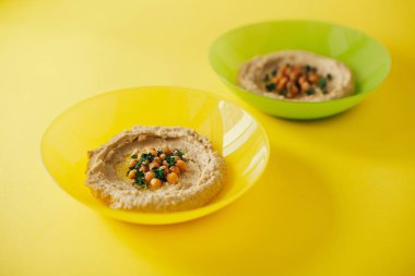 Renkli humus kase. Geleneksel humus. Yatay üstten görünüm. Vejetaryen yemek.