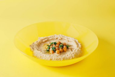 Renkli humus kase. Geleneksel humus. Yatay üstten görünüm. Vejetaryen yemek.