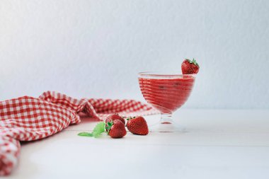 Taze çilek püresi. Beyaz masa. Kırmızı kumaş. Sağlıklı kahvaltı. Smoothies. Sağlıklı beslenme.
