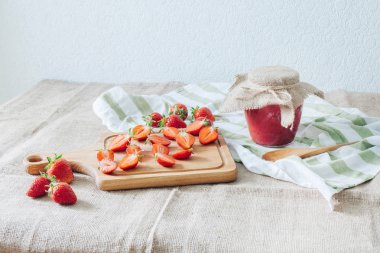 Kırmızı çilek kavanoz reçel masaya