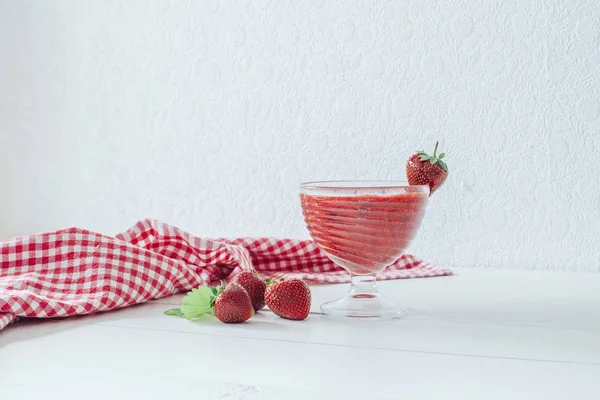 Taze çilek püresi. Beyaz masa. Kırmızı kumaş. Sağlıklı kahvaltı. Smoothies. Sağlıklı beslenme.