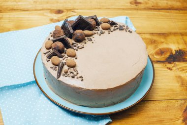 Çikolatalı kek. Dekorasyon. Fırında pişmiş. Ev. Bir tabak çanak. Parti malzemeleri. Tatlı. 