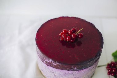 Kuş üzümü ile peynirli kek. Seçici odak. New York Cheesecake.