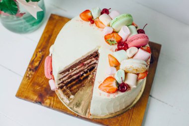 Pembe pasta. Dekorasyon tatlılar, macarons, şekerleme, beyaz çikolata. Tatlı Doğum günü hediyesi. Kız için.