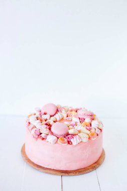 Pembe pasta. Dekorasyon tatlılar, macarons, şekerleme, beyaz çikolata. Tatlı Doğum günü hediyesi. Kız için.