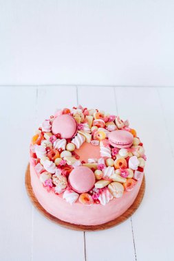 Pembe pasta. Dekorasyon tatlılar, macarons, şekerleme, beyaz çikolata. Tatlı Doğum günü hediyesi. Kız için.