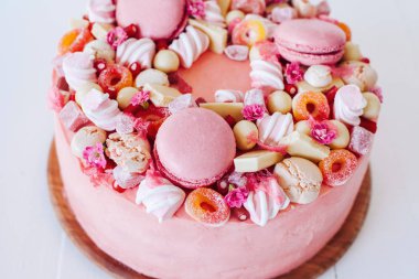 Pembe pasta. Dekorasyon tatlılar, macarons, şekerleme, beyaz çikolata. Tatlı Doğum günü hediyesi. Kız için.