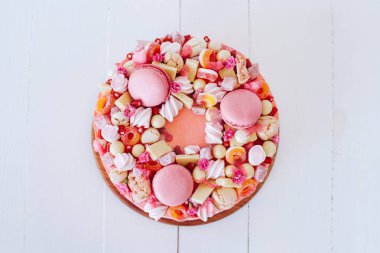 Pembe pasta. Dekorasyon tatlılar, macarons, şekerleme, beyaz çikolata. Tatlı Doğum günü hediyesi. Kız için.