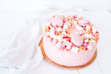 Pembe pasta. Dekorasyon tatlılar, macarons, şekerleme, beyaz çikolata. Tatlı Doğum günü hediyesi. Kız için.