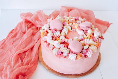 Pembe pasta. Dekorasyon tatlılar, macarons, şekerleme, beyaz çikolata. Tatlı Doğum günü hediyesi. Kız için.