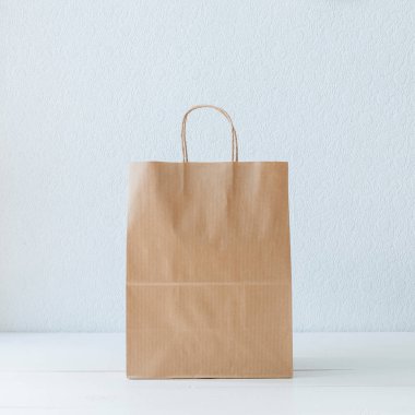 Kağıt torba. Beyaz masa. Beyaz duvar kağıtları.