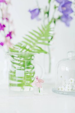 Parfüm örnekleri ve masaya çiçek güzel kompozisyonu. Şişeler çiçeklenir. Kır çiçekleri. Yaz buket.