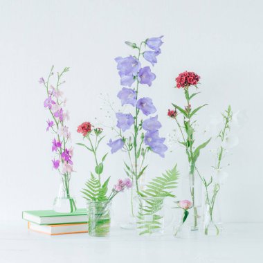 Parfüm örnekleri ve masaya çiçek güzel kompozisyonu. Şişeler çiçeklenir. Kır çiçekleri. Yaz buket.