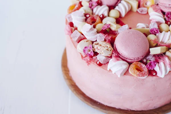 Roze Taart Decoratie Van Witte Chocolade Bonbons Macarons Marshmallows Zoete — Stockfoto