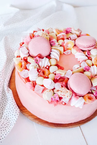 Roze Taart Decoratie Van Witte Chocolade Bonbons Macarons Marshmallows Zoete — Stockfoto