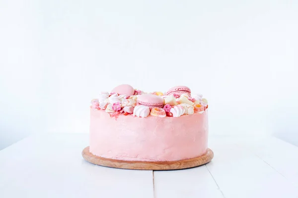 Pembe pasta. Dekorasyon tatlılar, macarons, şekerleme, beyaz çikolata. Tatlı Doğum günü hediyesi. Kız için.