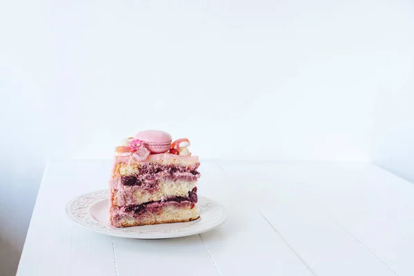 Stuk Van Roze Taart Decoratie Van Witte Chocolade Bonbons Macarons — Stockfoto