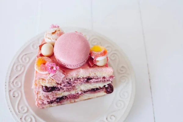 Stück Rosa Kuchen Dekoration Aus Süßigkeiten Macarons Marshmallows Weißer Schokolade — Stockfoto