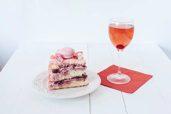 Stuk Van Roze Taart Decoratie Van Witte Chocolade Bonbons Macarons — Stockfoto
