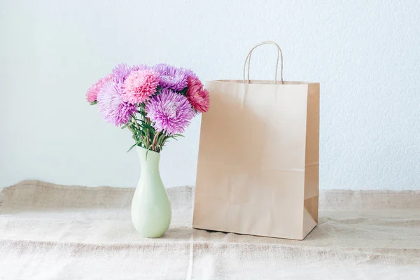 Bouquet Asters Sac Papier Eco Emballage Livraison Fleurs Vase Vert — Photo