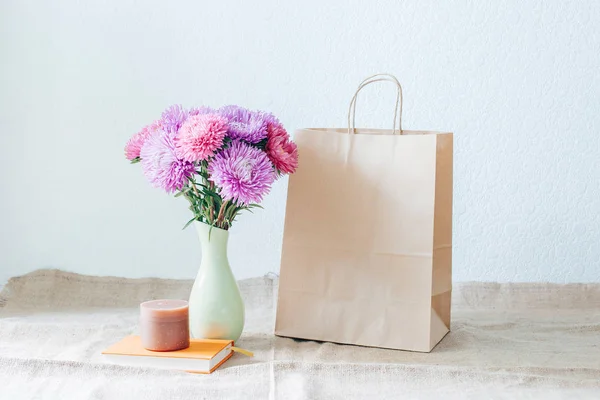 Bouquet Asters Sac Papier Eco Emballage Livraison Fleurs Vase Vert — Photo