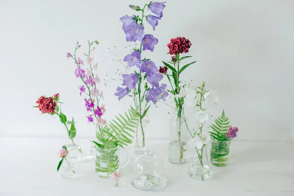 Belle Composition Avec Des Échantillons Parfum Des Fleurs Sur Table — Photo