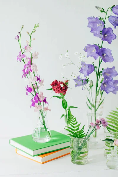 Belle Composition Avec Des Échantillons Parfum Des Fleurs Sur Table — Photo