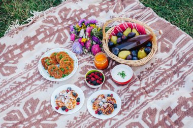 Parkta piknik. Ukraynalı gelenekleri. Ukrayna yemeği.
