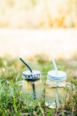 Ev yapımı limonata rustik ahşap arka plan üzerinde iki mason kavanoza bardak