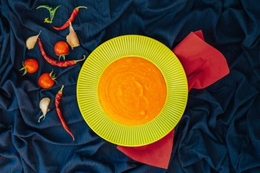 Balkabağı çorbası püresi ile baharat ahşap bir masa üzerinde. Sonbahar menüsünde. Yeşil plaka. Akşam yemeği. Sağlıklı vejetaryen yemek. Sıcak yemek.