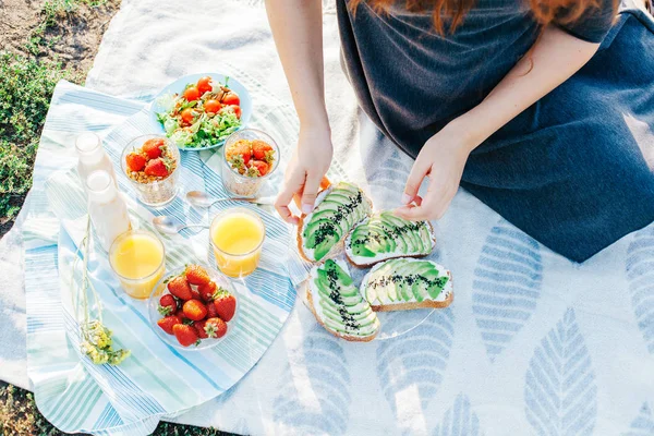 健康饮食 为膳食早餐的妇女 公园野餐 — 图库照片