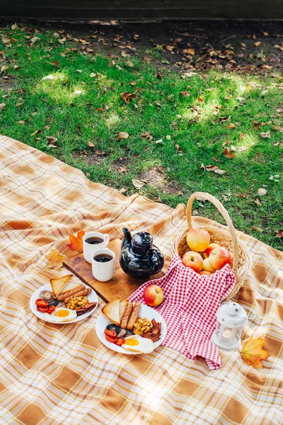 Podzimní Piknik Jezera Tradiční Anglické Jídlo Anglická Snídaně — Stock fotografie