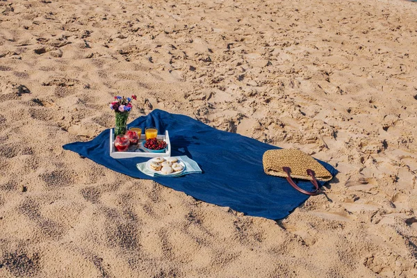 Picnic Sulla Spiaggia Mentre Sei Vacanza Ora Cena Prodotti Alimentari — Foto Stock