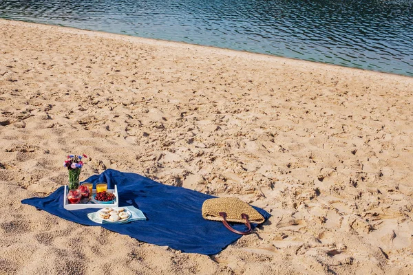 Picnic Sulla Spiaggia Mentre Sei Vacanza Ora Cena Prodotti Alimentari — Foto Stock