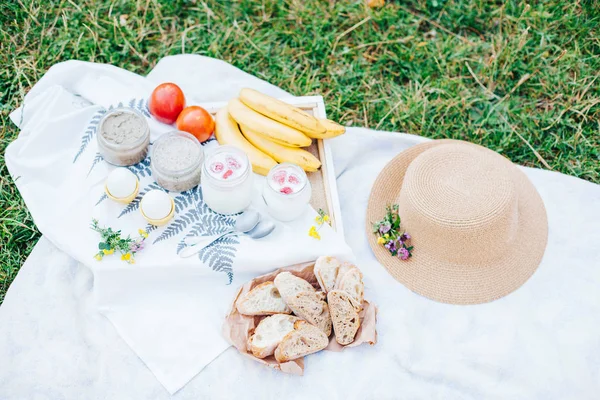 Ranní Piknik Parku Chutné Jídlo Občerstvení Ovoce Piknikový Koš Životní — Stock fotografie