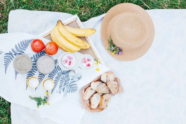 Ranní Piknik Parku Chutné Jídlo Občerstvení Ovoce Piknikový Koš Životní — Stock fotografie