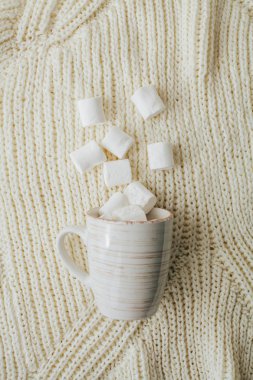 Kupa tam örme kazak zemin üzerine Kavrulmuş Lokum gibiydi