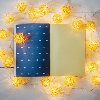 Açık Not defteri ve çelenk şenlikli İşyeri