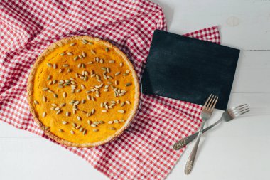 Balkabağı turta blackboard, çatal ve peçete