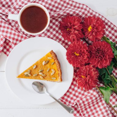 Balkabağı turta tohumlar, çay, çiçek ve peçete