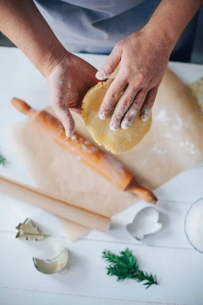 Chef Masculino Preparando Massa Para Biscoitos — Fotografia de Stock